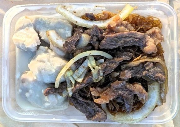 プラスチック容器に山盛りのサパスイ。春雨炒めに牛肉と玉ねぎ、左にはココナッツミルクで仕上げたタロイモ
