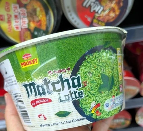Miliketの抹茶ラテ味インスタント麺。緑色のカップに Matcha Latte の文字